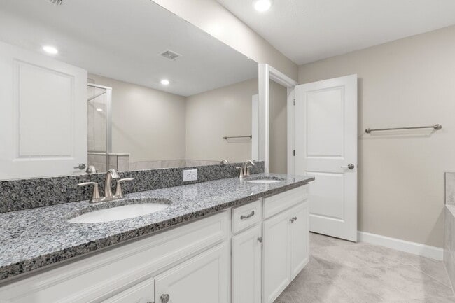 Building Photo - LIKE NEW Townhome in Willow Square!