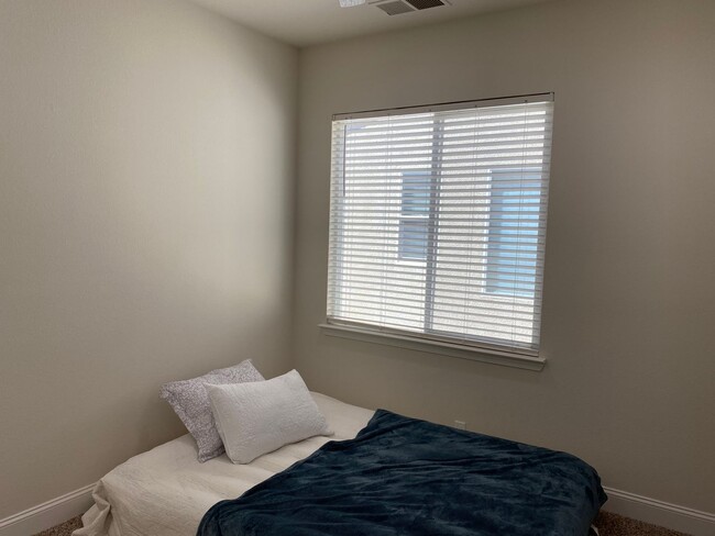 Building Photo - BEAUTIFUL TWO STORY MERCED HOME FOR RENT!