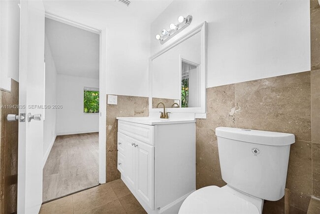 Building Photo - 453 Lakeview Dr