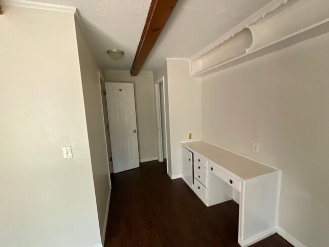 Building Photo - 308 E Kittyhawk Dr