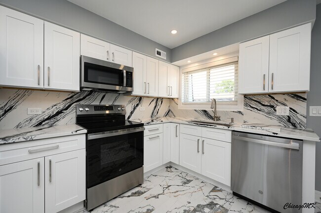 Building Photo - 9381 Bay Colony Dr