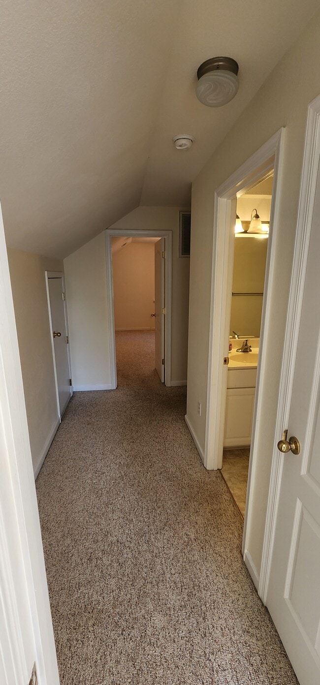 Building Photo - 104 Landing Trail