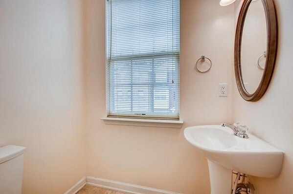 Powder Room Level 2 - 433 Heritage Park Trce NW