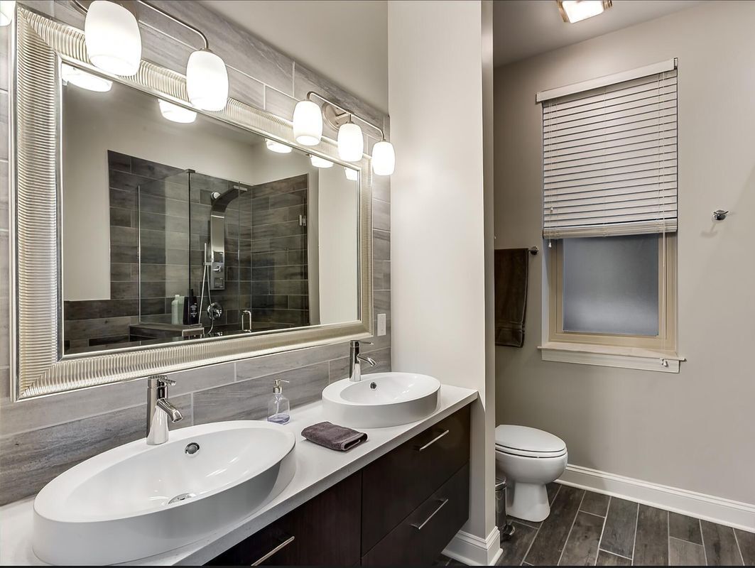 Building Photo - 2740 W Belmont Ave