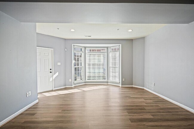 Building Photo - Exquisite brick-front duplex condo, ideall...