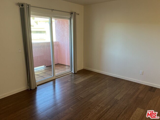 Primary Photo - 4810 S La Brea Ave