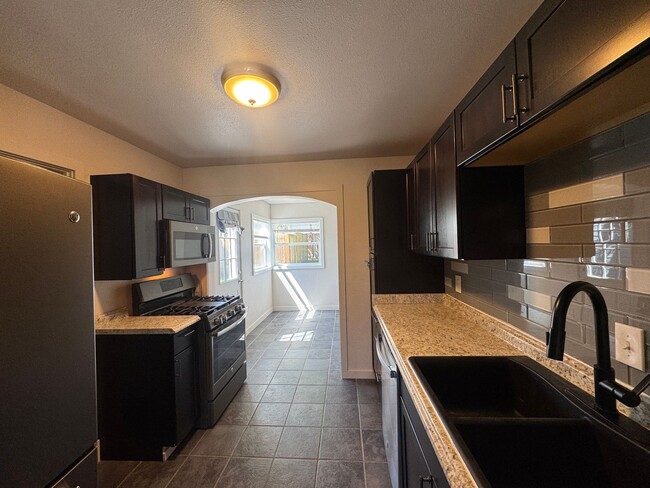 Building Photo - 3 Bedroom In East Tacoma!