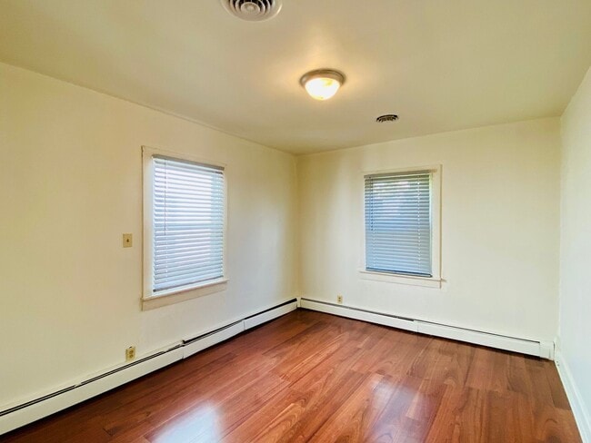 Building Photo - Adorable 2bdrm/1bth Bungalow Conveniently Located in Richmond's Historic Churchill!!