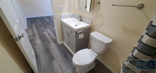 Building Photo - Private 2 Bedroom Unit