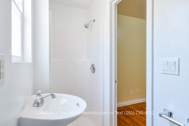 Building Photo - 3 Bedroom, 2 Bath House on Shared Lot