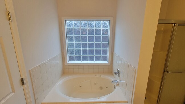 Building Photo - The 5 Bedroom You've Been Looking For!!