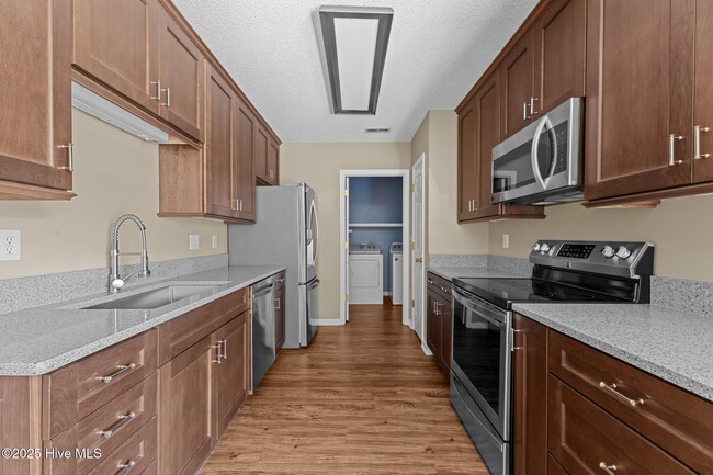 Building Photo - 104 Monterey Cir