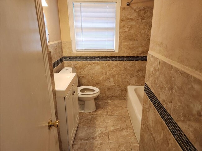 Building Photo - 2407 McKee Dr