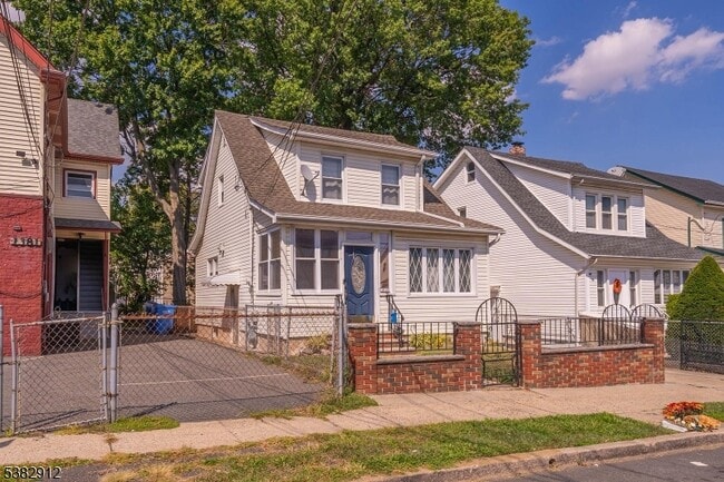 Building Photo - 1379 Garfield Pl