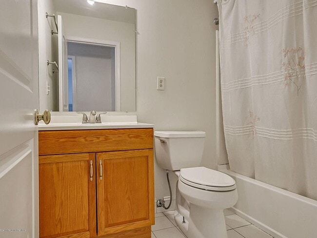 Building Photo - "Charming 3-Bed, 2- in Lakewood -