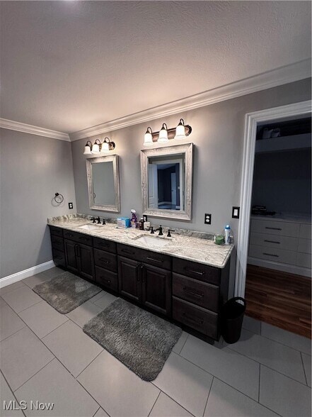 Building Photo - 7633 Hidden Valley Dr