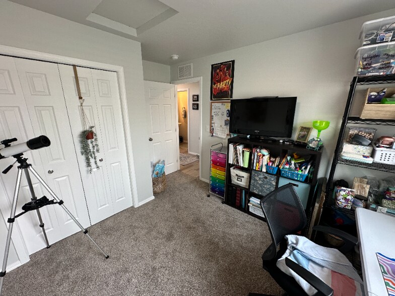 Building Photo - 1860 SW Sharpshinned Ave