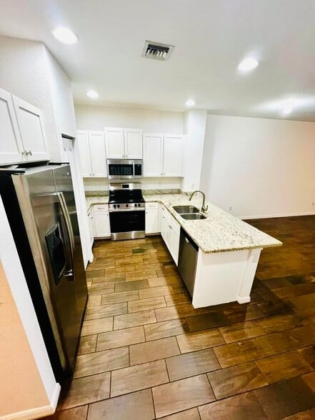 Building Photo - 1129 Vermilion Dr