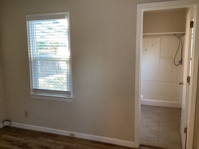 Building Photo - 2-Bed, 2-Bath Cottage PENDING