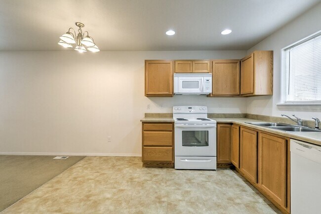 Building Photo - 447 N Haskett St