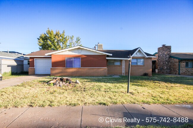 Primary Photo - 1004 W Manana Blvd