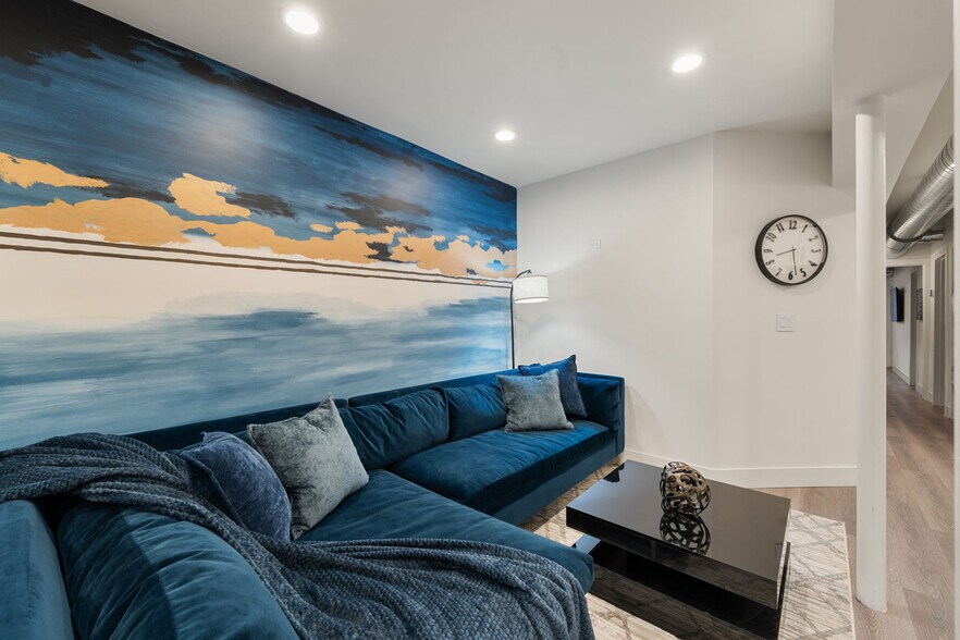 Building Photo - 1543 N Claremont Ave