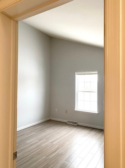 Main-floor Primary Suite - 24 Sandstone Ct