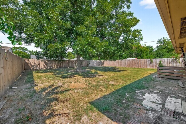 Building Photo - 423 Gammon Dr