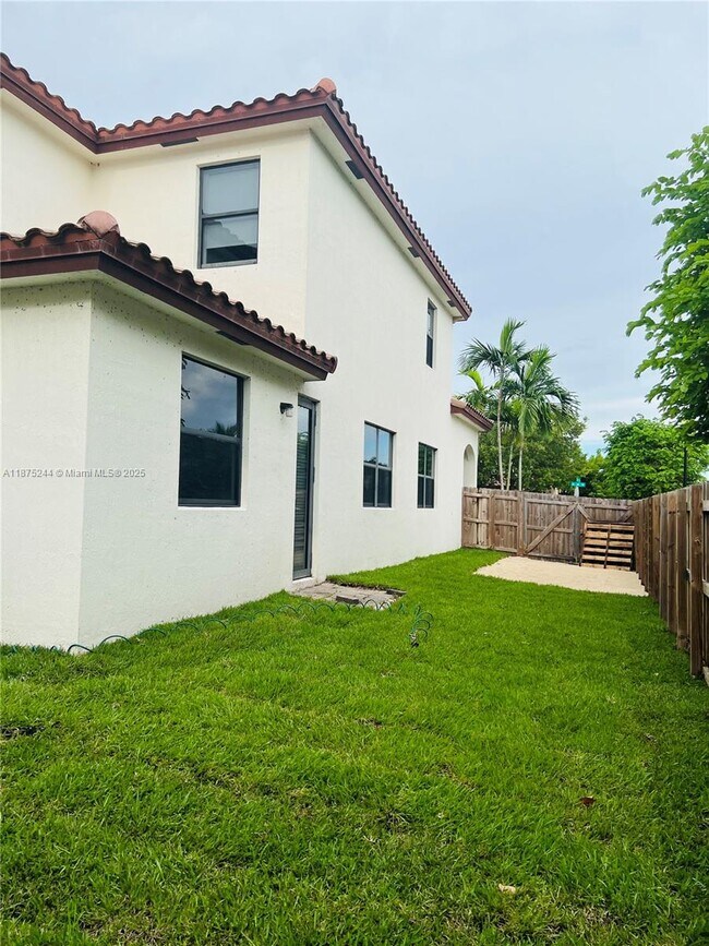 Building Photo - 742 SE 34th Ave