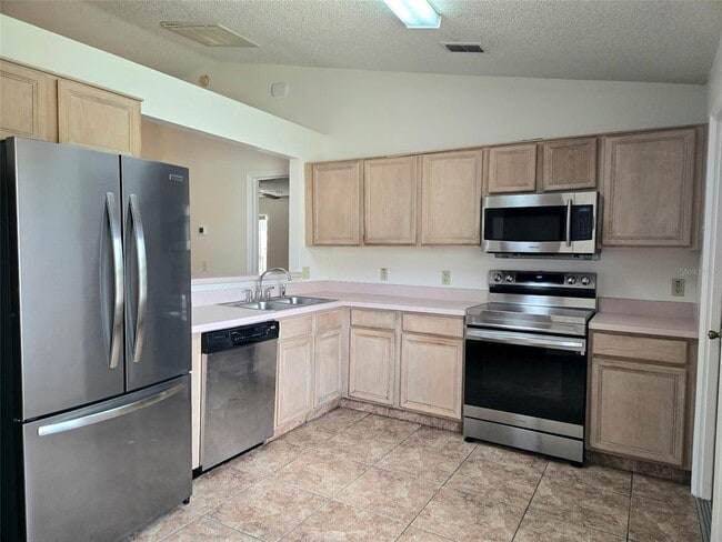 Building Photo - 611 Cotulla Dr