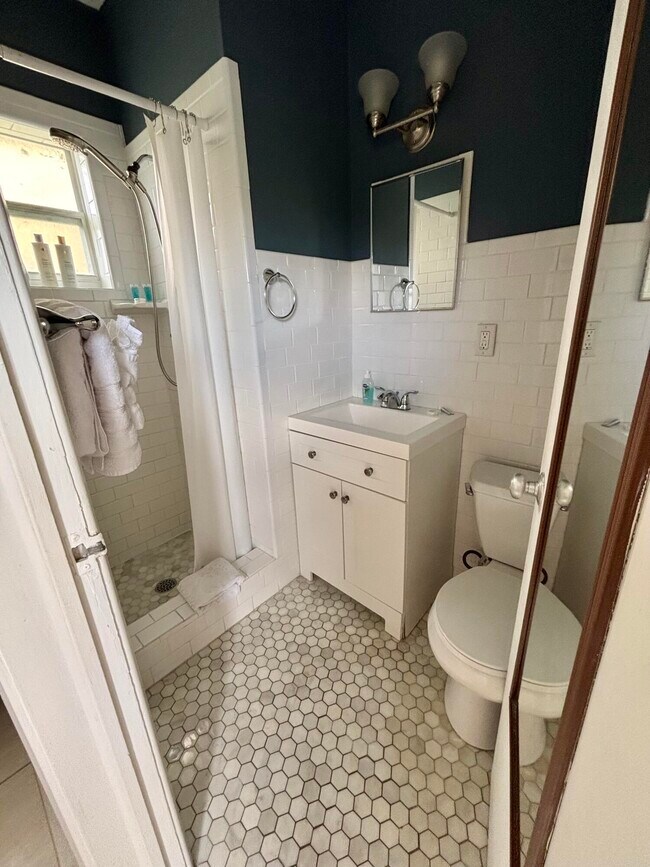 Building Photo - 381 SE 20th Ave