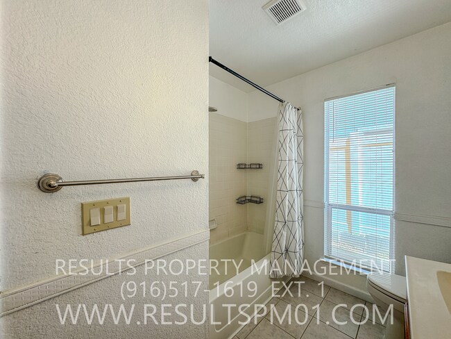 Building Photo - Spacious 4 Bedroom on corner lot