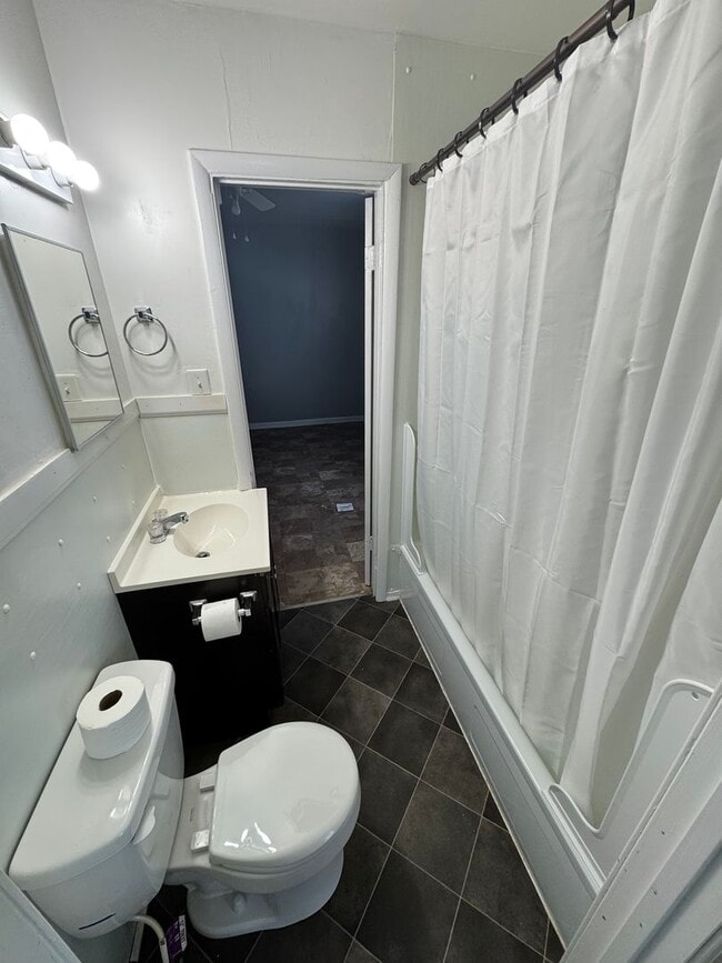 Building Photo - Cozy 3 bed 1.5 bath with Backyard