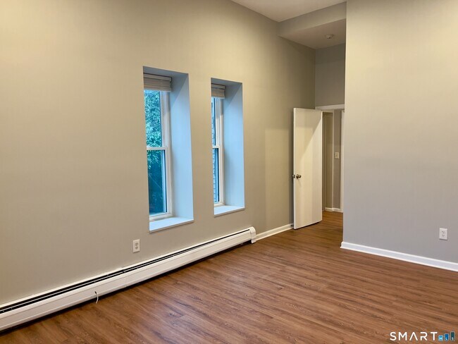 Building Photo - 300-302 Soundview Ave