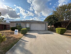 Building Photo - **2 WEEK FREE RENT***3103 Thoroughbred, Ki...