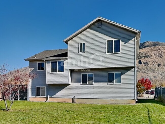 Building Photo - 1169 N Orchard Ave