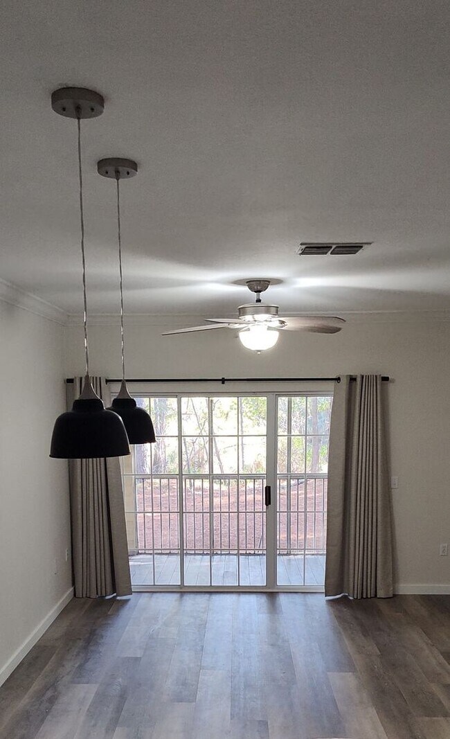 Building Photo - 1 Bed / 1.5 Bath – Magnolia Place