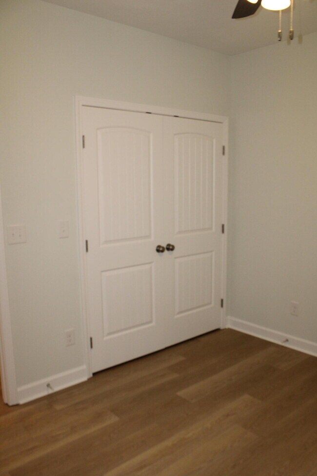 Building Photo - 921 Holbrook Dr
