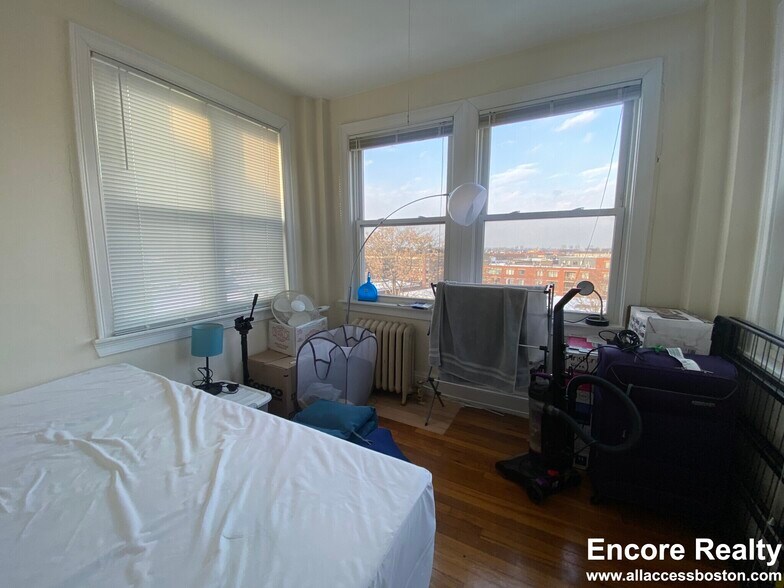 Building Photo - 208 Kelton St