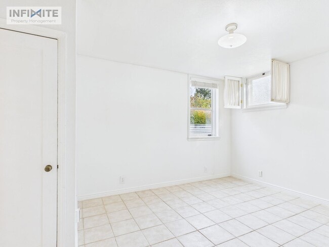 Building Photo - One Bedroom Apartment in the Heart of Downtown