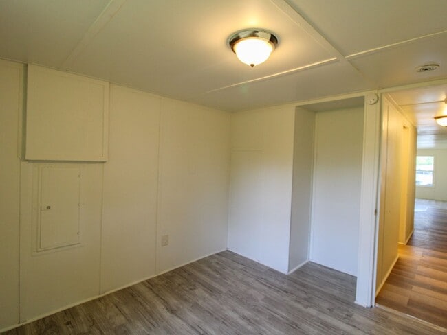 Building Photo - Great location close to Fayetteville, TN!