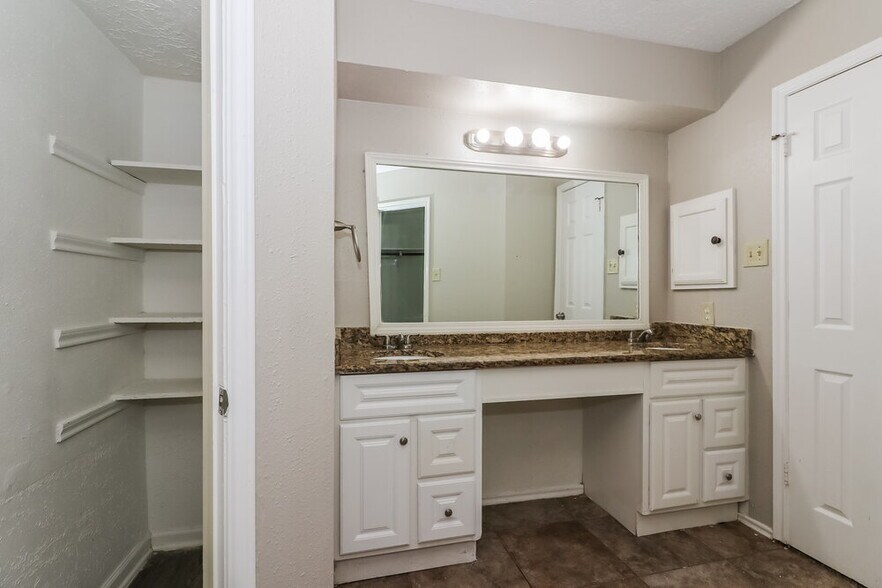 Building Photo - 6042 Beaconridge Dr