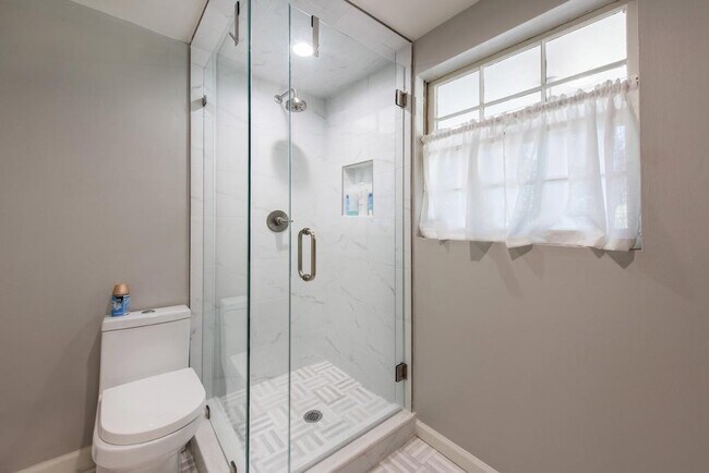 Building Photo - 3211 Circle Oaks Dr SE