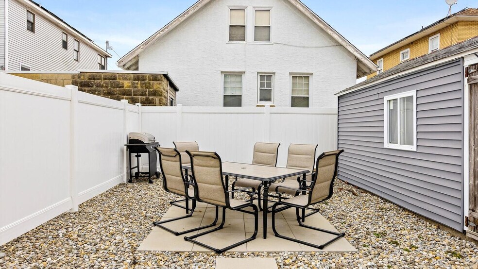 Building Photo - 228 N Dudley Ave