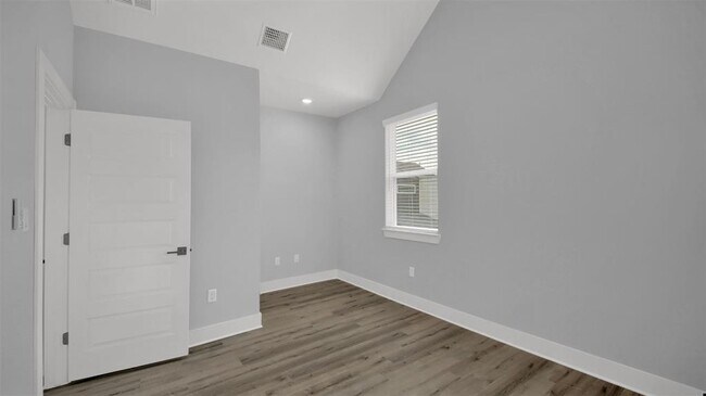 Building Photo - 1104 Begonia Terrace