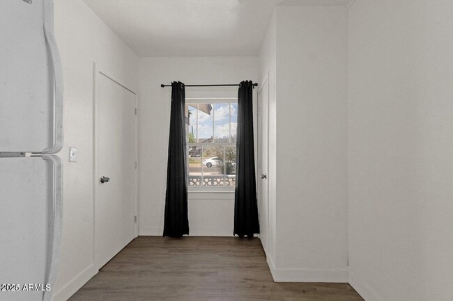 Building Photo - 325 N 18th Dr