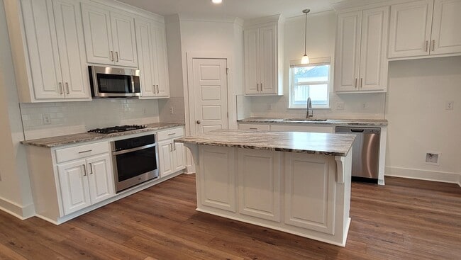 Building Photo - Stunning home in Garden Hill!