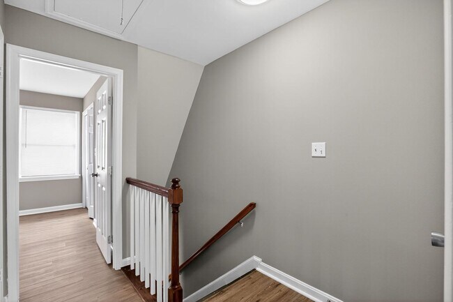 Building Photo - 2 Bedroom 2.5 Bath End Unit Townhouse in Fredericksburg