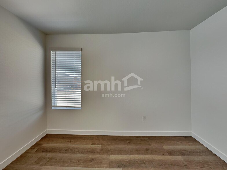 Building Photo - 18492 W Cottontail Ln