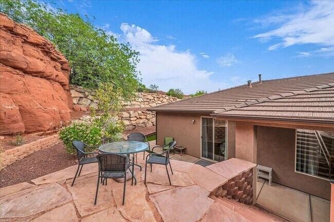Building Photo - Single Level 3 Bedroom Home with Red Rock ...